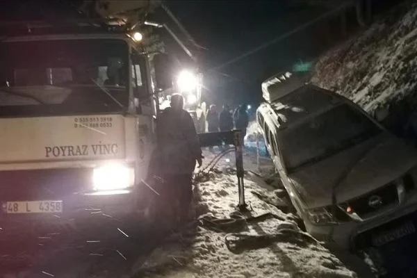 Antalya ve Muğla'da karda mahsur kalan 34 kişi belediye ekiplerince kurtarıldı