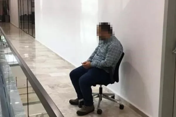 Ayağa kalkmadığı için çalışana ceza veren başkan yardımcısı görevden alındı