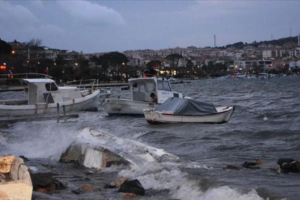 Ayvalık'ta şiddetli lodos hasara yol açtı