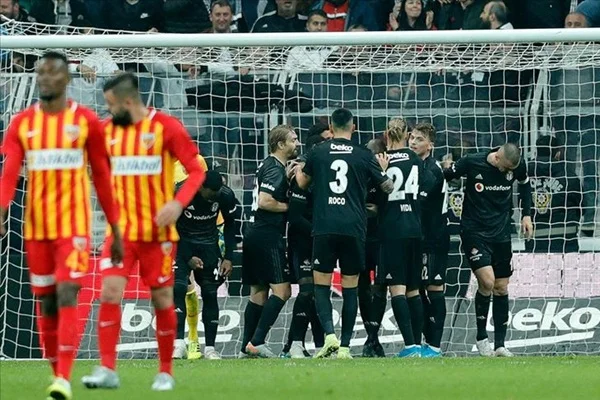 Beşiktaş'ta zirve yürüyüşü devam ediyor
