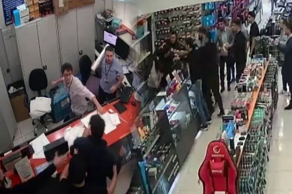 Bilgisayarı tamir olmayınca teknomarketi birbirine kattı