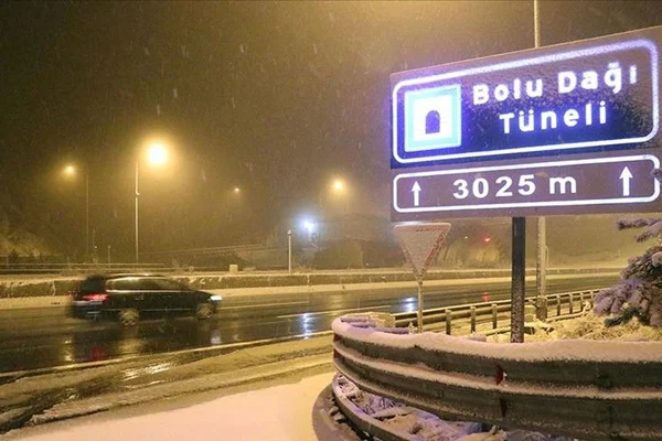 Bolu Dağı'nda kar yağışı etkisini artırdı