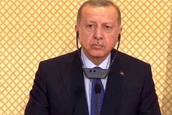 Burnuna kötü koku gelen Erdoğan salondakileri uyardı