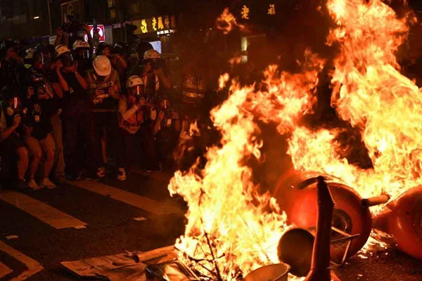 Carrie Lam: ABD'de çıkan yasa ve şiddet Hong Kong ekonomisine zarar verecek
