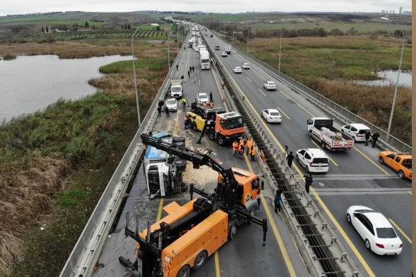 Çöp kamyonu devrildi: TEM otoyolunda trafik kitlendi