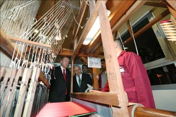 Cumhurbaşkanı Erdoğan, Hereke Halı ve İpekli Dokuma Fabrikası'nda incelemelerde bulundu
