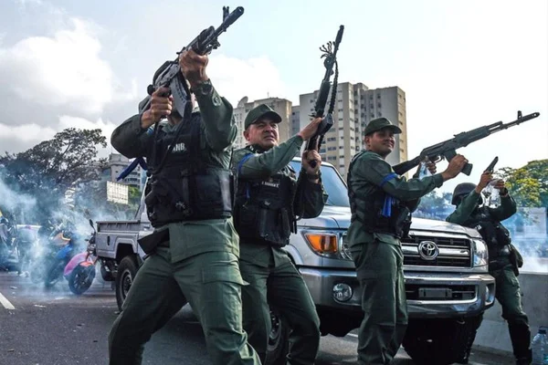 'Darbeci askerler Venezuela'dan kaçtı' iddiası