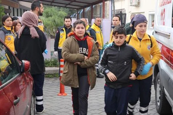 Denizli'de 30 öğrenci hastaneye kaldırıldı