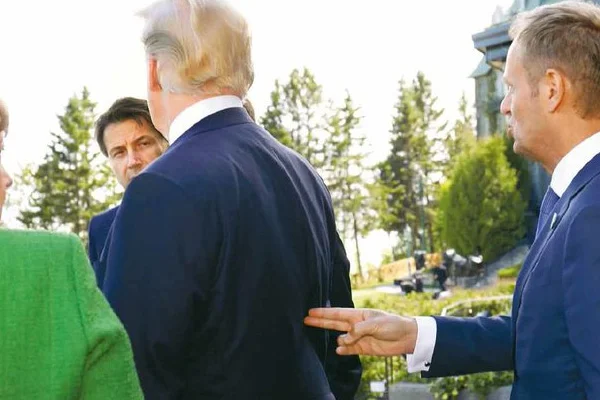 Donald Tusk Trump'a silah doğrulttu