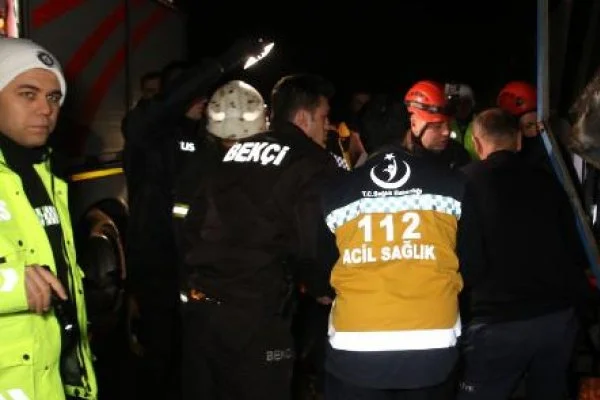 Düzce'de feci kaza: 2 ölü, 35 yaralı