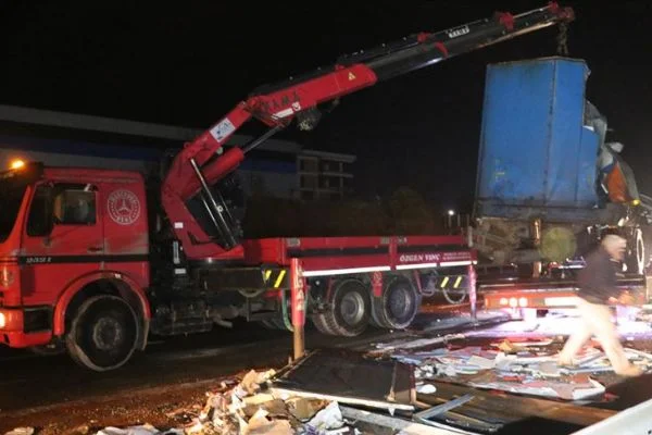 Düzce'de yolcu otobüsü ile kargo tırı çarpıştı: 2 ölü, 23 yaralı