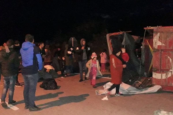 Düzensiz göçmenleri taşıyan kamyon devrildi: 32 yaralı