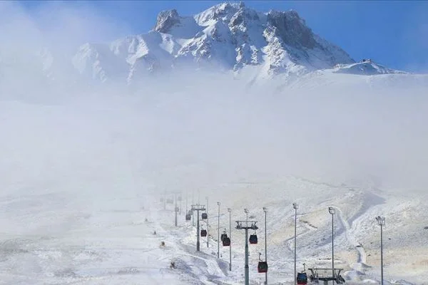 Erciyes Kayak Merkezi'nde kar kalınlığı 20 santimetreye ulaştı