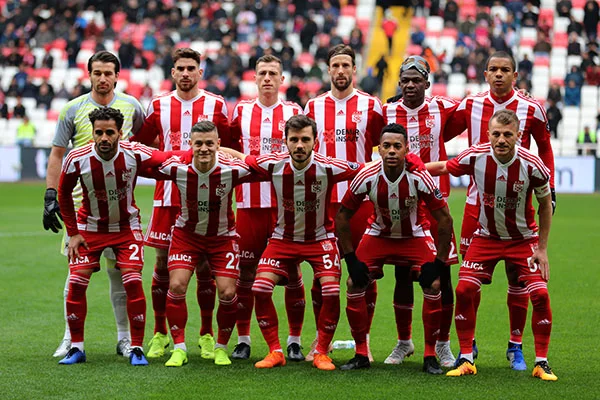 Evinde bileği bükülmeyen Sivasspor, 3 büyükler efsanesini söndürdü