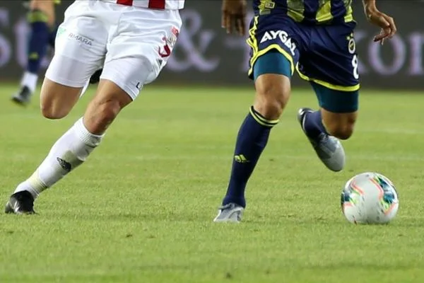 Fenerbahçe, lider Sivasspor'a konuk olacak