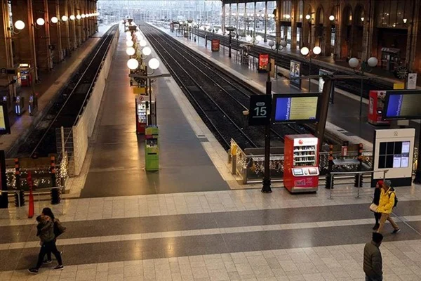Fransa'da hayat durma noktasına geldi