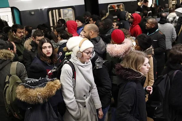 Fransa'da hayat durma noktasına geldi: Metrolarda izdiham yaşanıyor