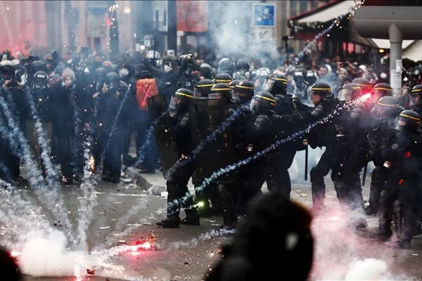 Fransa'da polisin attığı gaz kapsülü AA foto muhabirini yaraladı