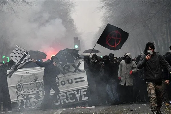 Fransa'daki grev üçüncü gününde