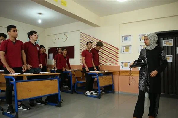 Görme engelli 'Dilek öğretmen' azmiyle öğrencilerine ışık oluyor
