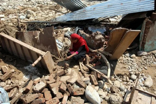Hindistan'da duvar çöktü: 17 kişi öldü
