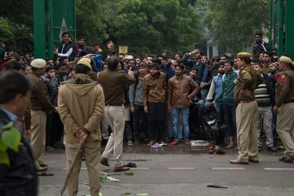 Hindistan'daki polis şiddeti üniversitelerde protesto edildi