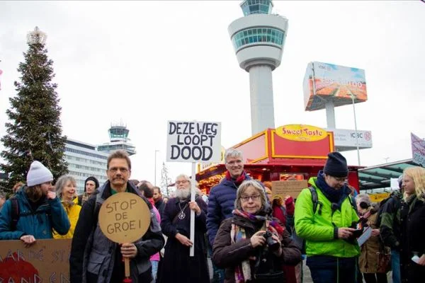 Hollanda'da iklim protestocuları havaalanını işgal etti
