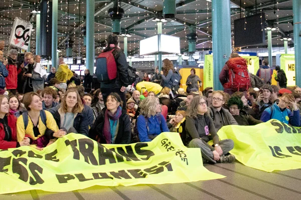 Hollanda'da protestocular havaalanını işgal etti