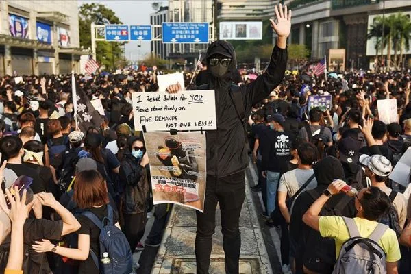 Hong Kong'da binlerce gösterici yine sokaklarda