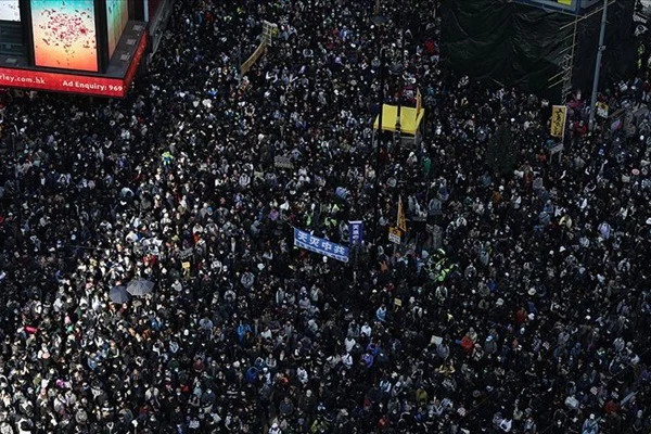Hong Kong'da yürüyüşe binlerce kişi katıldı