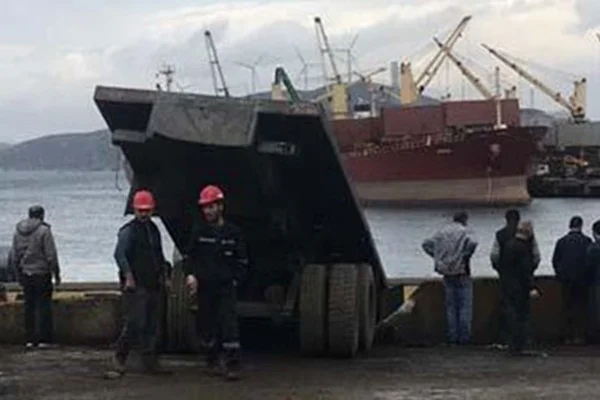 Hurda yüklü TIR yoldan çıktı: 1 ölü