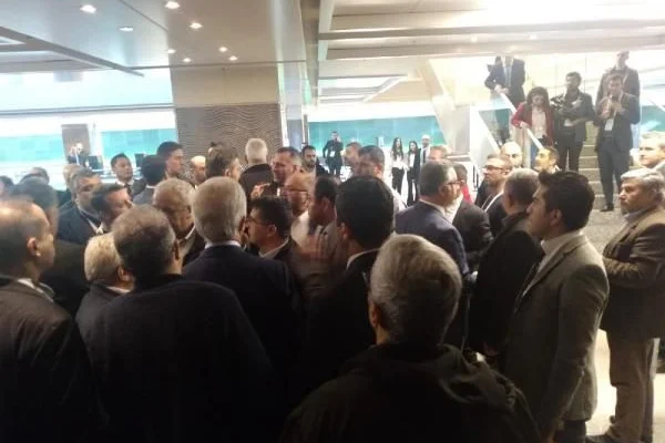 İBB çalıştayında taksiciler ve UBER'ciler arasında kavga