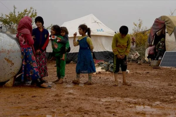 İdlib'de çadırını su basan sığınmacı: Güneş doğana kadar üşüyoruz