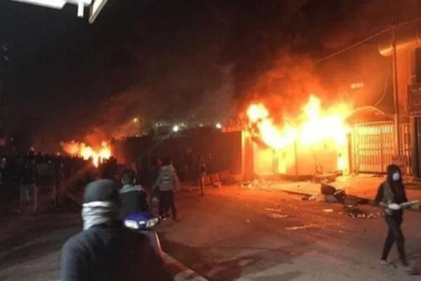 Irak'ta Başbakan'ın istifası tansiyonu düşürmedi; Necef'te türbeyi ateşe veren göstericilere ateş açıldı: 25 yaralı