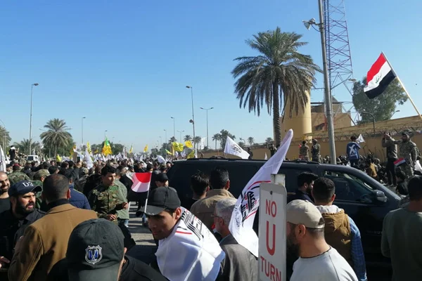 Irak'ta gergin anlar: Haşdi Şabi destekçileri ABD elçiliğine girdi!