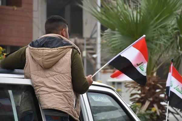 Irak'ta göstericiler 'Humeyni Caddesi'nin tabelasını indirdi