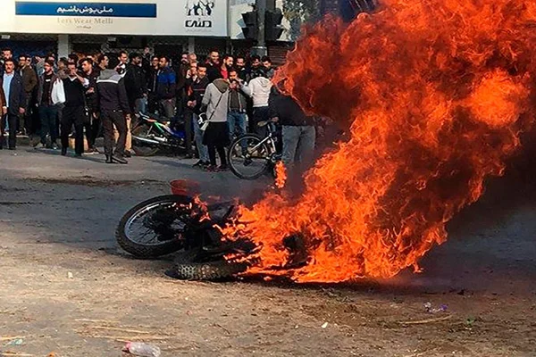 İran devlet televizyonu doğruladı: 'Silahlı' bazı göstericiler öldürüldü