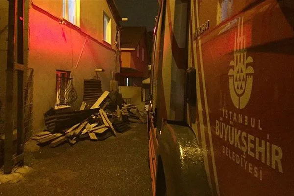 İstanbul'da fırtına nedeniyle iki binanın çatısı uçtu