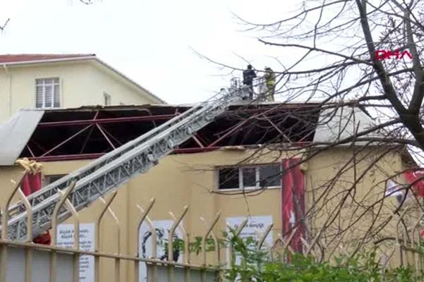İstanbul'da şiddetli fırtına: Beylikdüzü'nde okulun çatısı uçtu