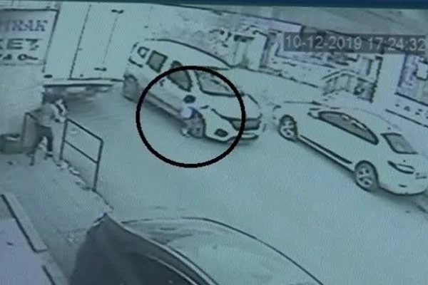 İzmir Bayraklı'da küçük çocuğun ölümden kıl payı kurtulma anları böyle kaydedildi