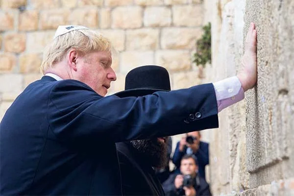 Johnson'ın ilk icraatı, hangi ülkeyi sevindirecek?
