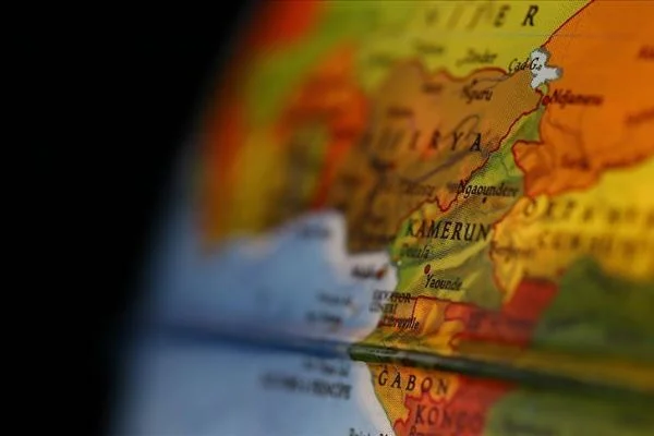 Kamerunlulardan gençlerini ordusuna katmak isteyen Fransa'ya tepki