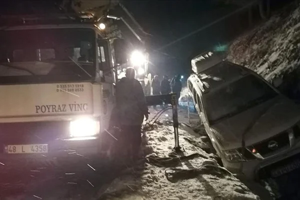 Karda mahsur kalan 34 kişi kurtarıldı