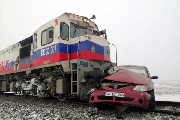 Kars'ta tren kazası: Ölü ve yaralılar var