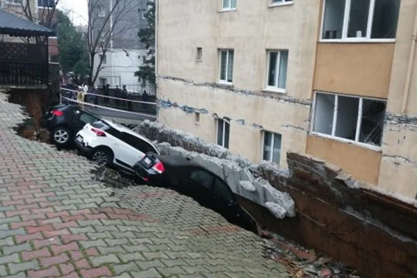 Kartal'da istinat duvarı çöktü: Bina tahliye edildi