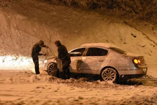 Kayseri ve Erzincan'da kar yağışı ulaşımı olumsuz etkiledi