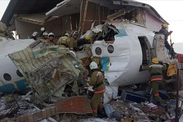 Kazakistan'da yolcu uçağı düştü: 15 ölü, 66 yaralı