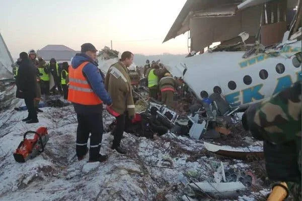 Kazakistan'da yolcu uçağı düştü: Ölü ve yaralılar var