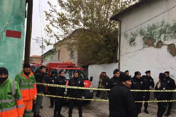 Konya'da kerpiç bina çöktü: Ölüler var