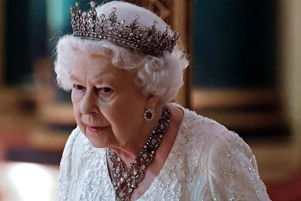 Kraliçe Elizabeth'e 350 bin lira maaşlı editör aranıyor